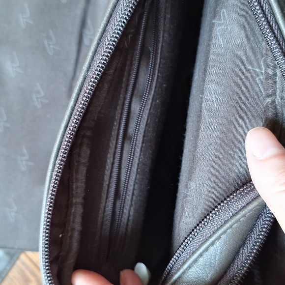 Brownish/Blackish Gloria Vanderbilt Classy Zippered Purse - Picture 4 of 5